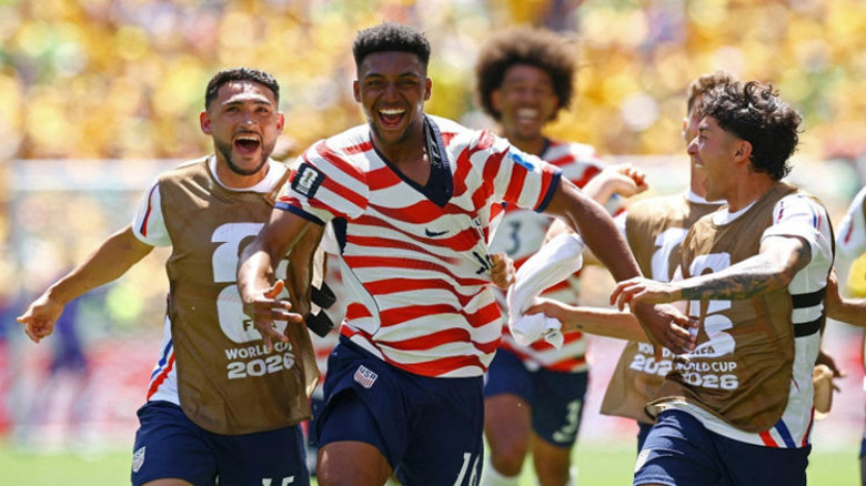 USA beat Australia 2-0 to reach World Cup knockouts