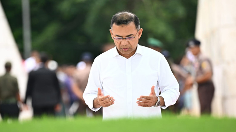 PM offers ‘Munajat’ at parents' graves on returning home