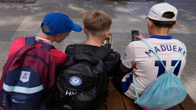 Australia plans to strengthen laws banning children from soc