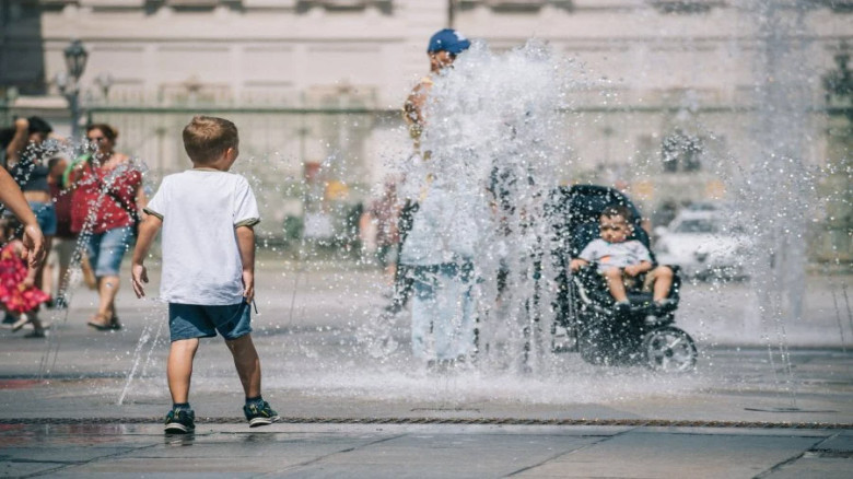 Over 95 mn people in Europe face temperatures above 35C Tues