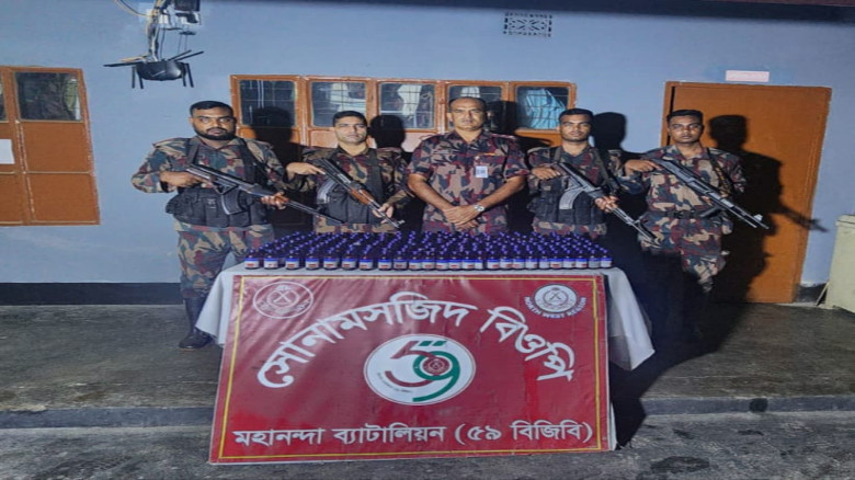 শিবগঞ্জ সীমান্তে বিজিবির পৃথক দুই অভিযানে ২৭০ বোতল ‘Eskuf’ স