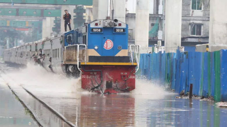 Water floods railway line, Tourist Express strands 1,000 pas
