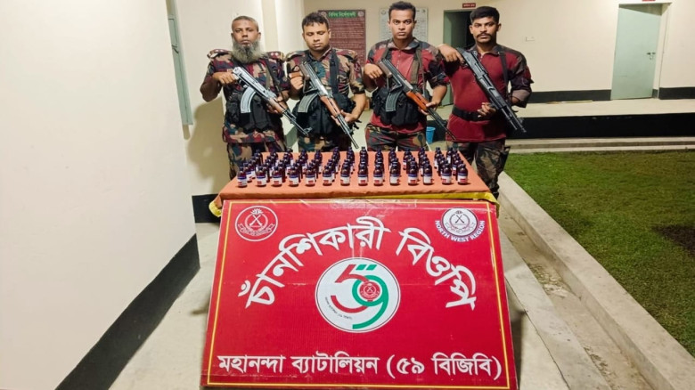 চাঁপাইনবাবগঞ্জের ভোলাহাট সীমান্তে বিজিবির অভিযানে ৮৪ বোতল ভা