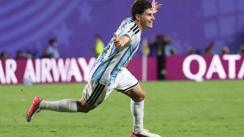 Argentina sink 10-man Swiss to set up blockbuster England Wo