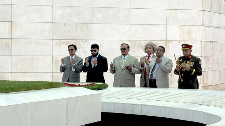 Acting President pays homage at graves of Ziaur Rahman, Khal