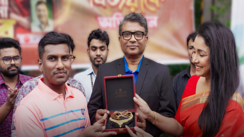 Nagad gives gold necklace to garment worker in remittance ca