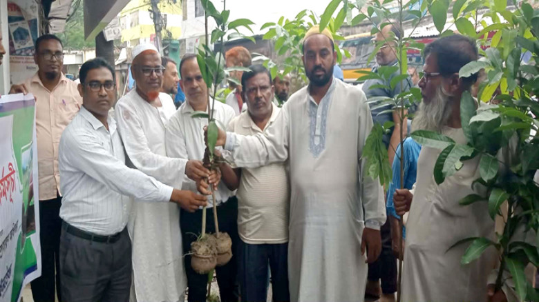 ইনতেফা কোম্পানি উদ্যোগে জয়পুরহাটে কৃষকদের মাঝে গাছের চারা বি
