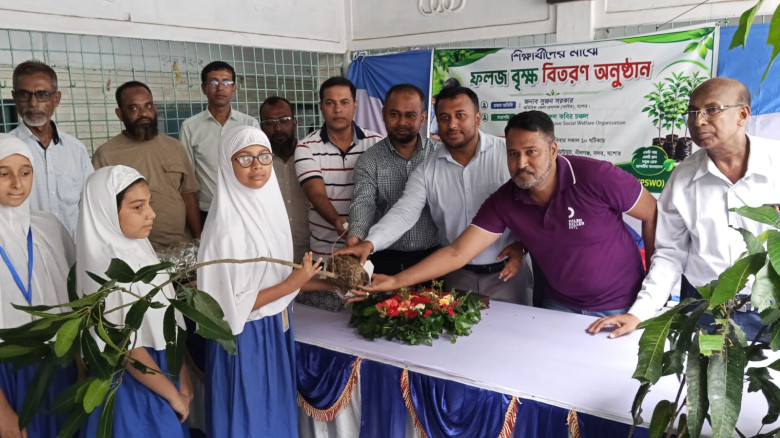 150 Hybrid Mango Saplings Distributed Among School Students 