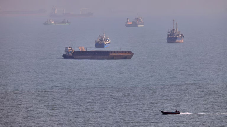 Iran Guards say won't reopen Hormuz without US meeting Tehra