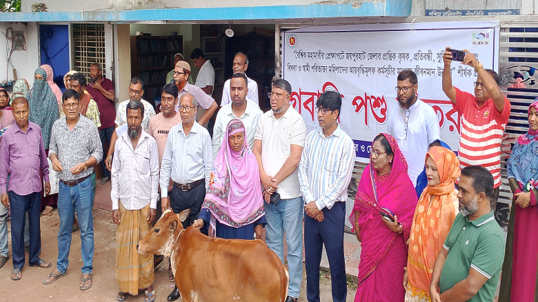 জয়পুরহাটে বেসরকারী সংস্থা এসডিএস এর উদ্যোগে গবাদি পশু বিতরণ