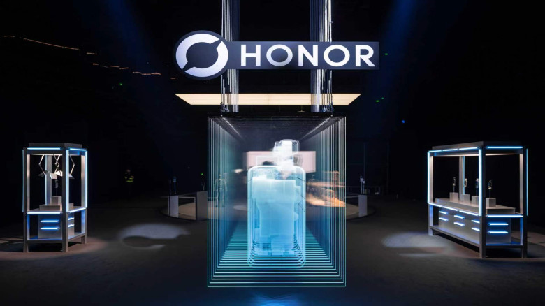 HONOR debuts robot phone for cinematic filmmaking