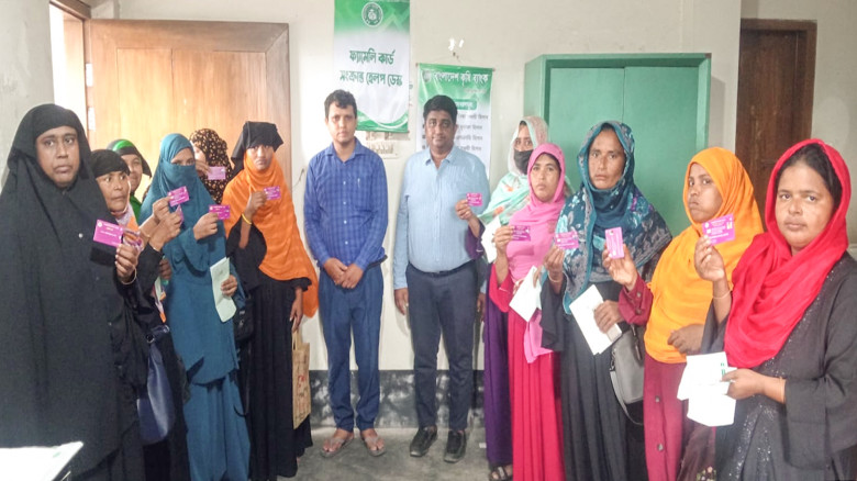 PM distributes family cards at Krishi Bank's Latifabad branc