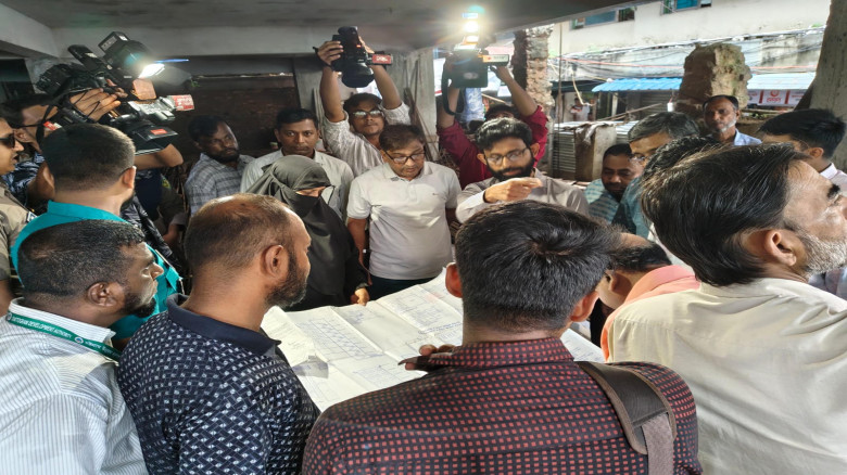 নকশাবহির্ভূত ভবনের বিরুদ্ধে চউকের অভিযান, সাবেক মেয়রের ভবনসহ