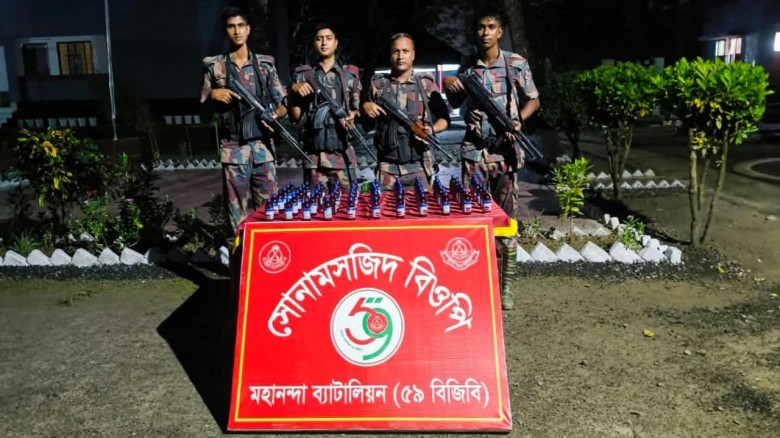 চাঁপাইনবাবগঞ্জের শিবগঞ্জ সীমান্তে ৫৯ বিজিবির অভিযানে ৬৬ বোতল