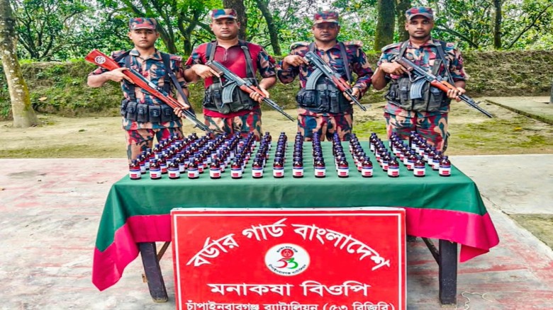 চাঁপাইনবাবগঞ্জের শিবগঞ্জ সীমান্তে ৫৩ বিজিবির অভিযানে  ১৩০ বো