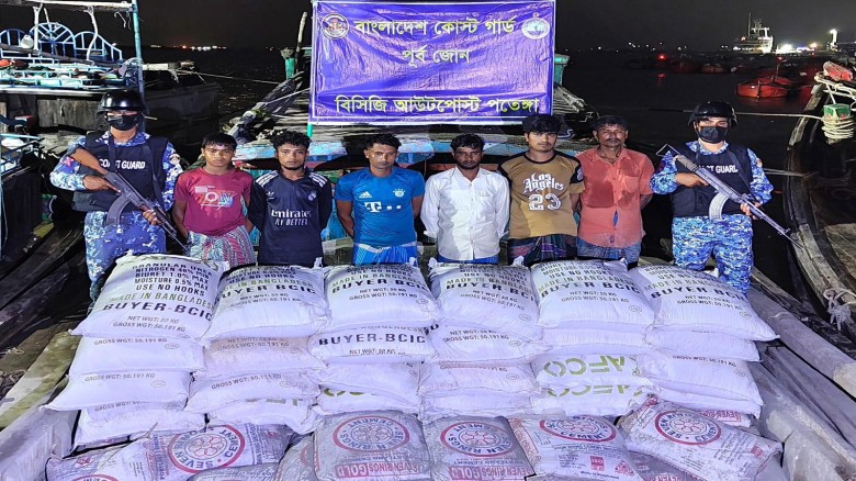 মায়ানমারে পাচারের সময় সিমেন্ট-সারসহ ৬ পাচারকারী আটক