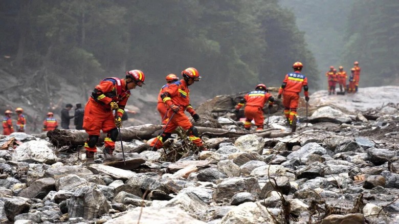 Nepal buries dead as rescuers seek thousands missing