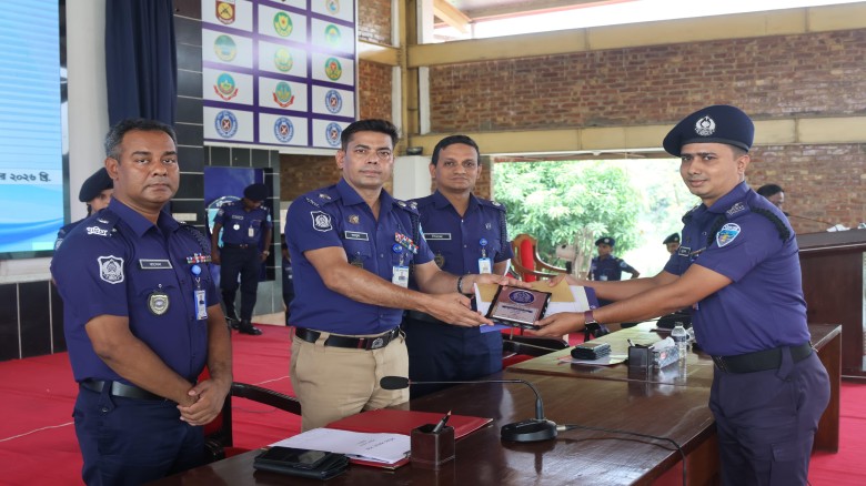Patiya SI Jewel named Chattogram's best warrant-executing of