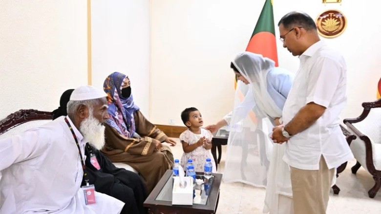 PM provides financial aid to families of soldiers killed in 