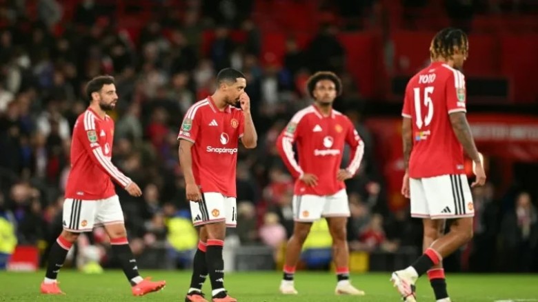 Carrick takes the blame as troubled Man Utd suffer League Cu