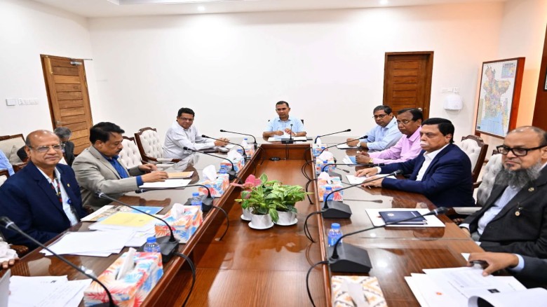 PM calls for coordinated efforts to curb pollution in city lakes