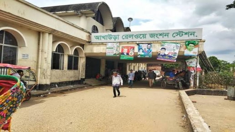 Journalist defies govt orders, stages human chain on railway