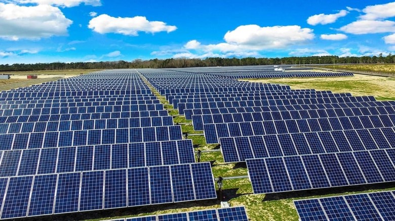 Energy crisis drives Bangladesh's shift to solar