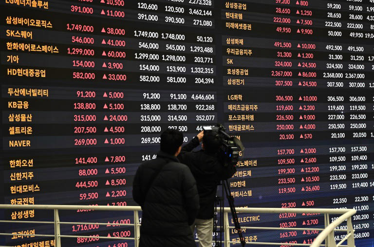 Asian stocks mixed ahead of weekend as tech recovers early losses