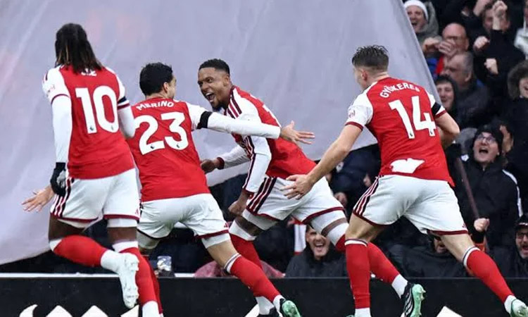 Arsenal sink Everton to join Man City at Premier League summit