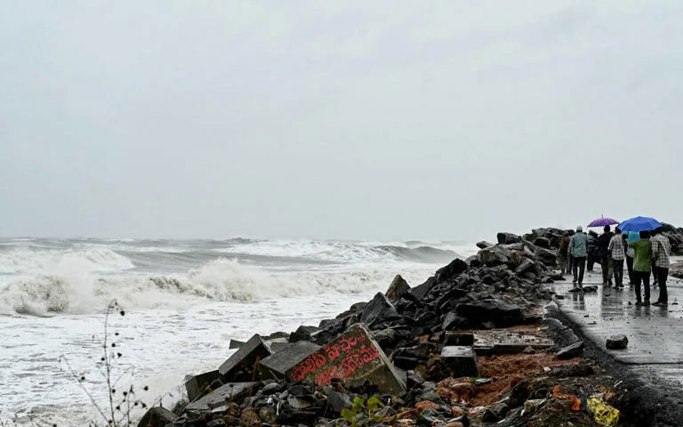 India evacuates tens of thousands as Cyclone Arnab makes lan